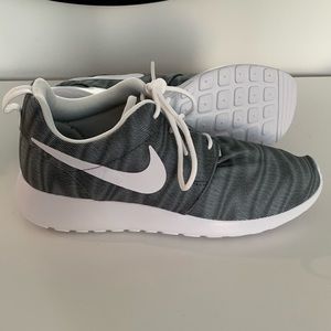 Women’s Nike Roshe One - Size 9 brand new